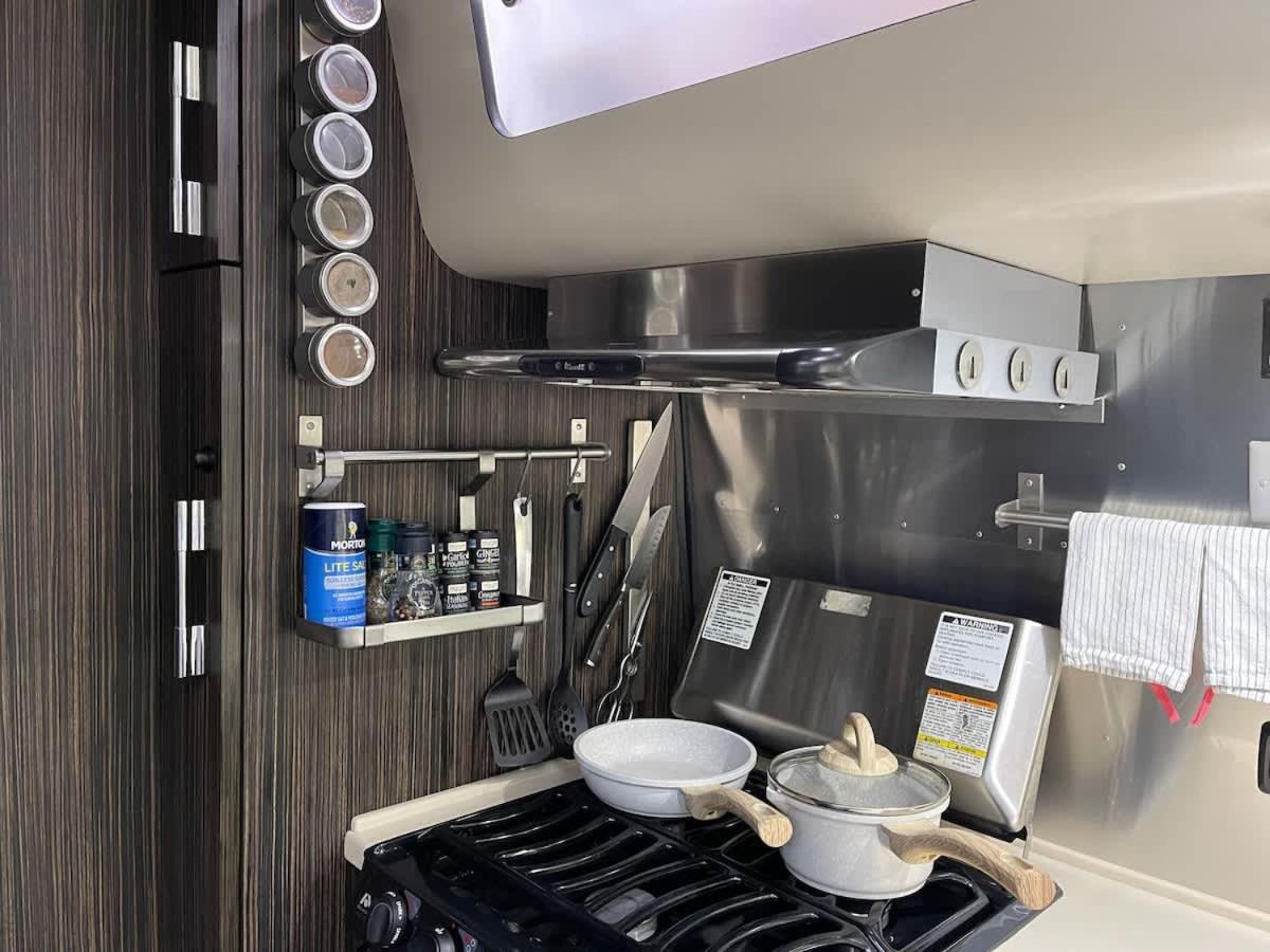 Silver Belle Airstream Glamper Near Tybee & Campsite *