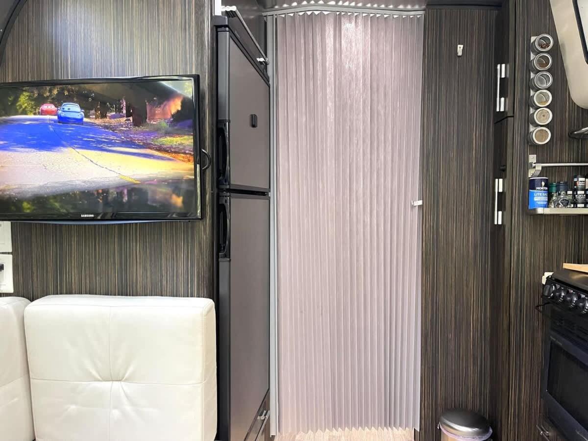 Silver Belle Airstream Glamper Near Tybee & *