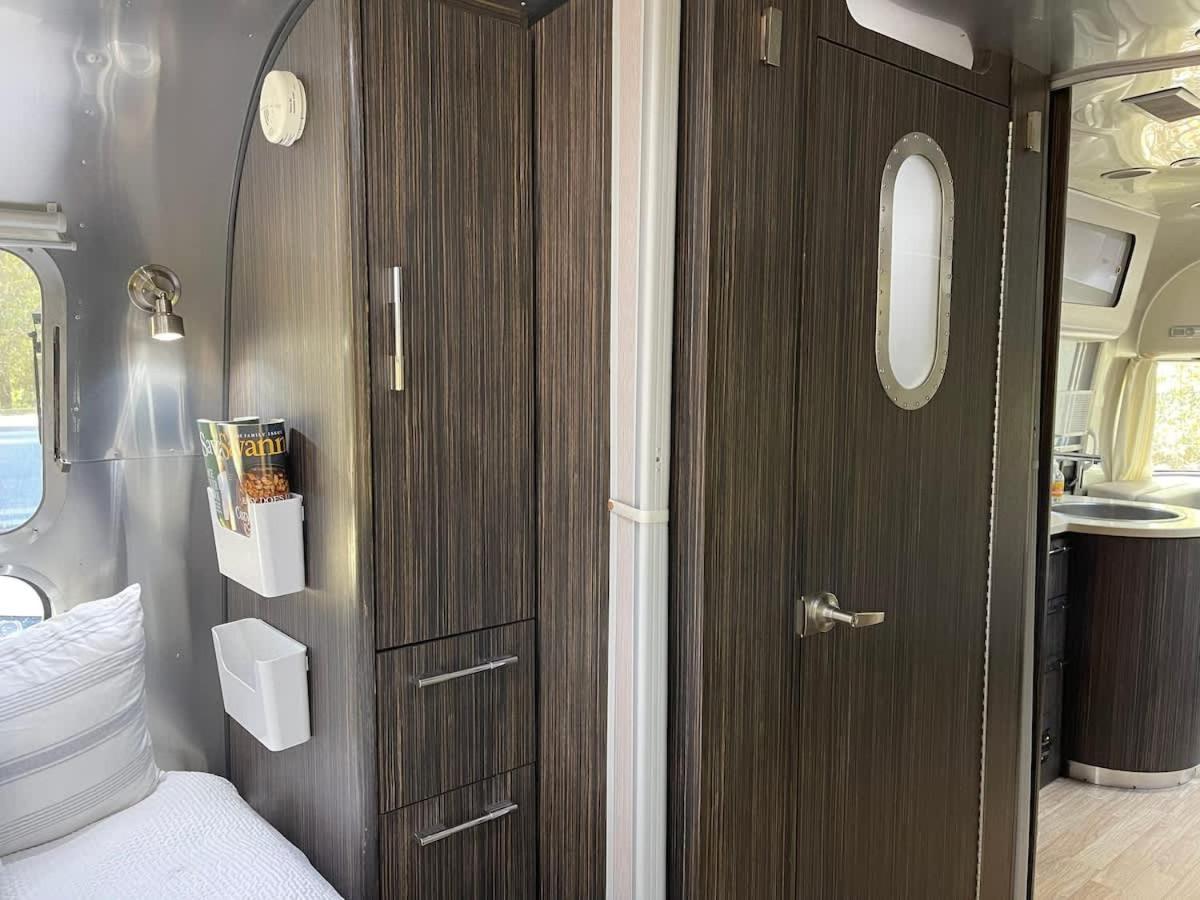 Silver Belle Airstream Glamper Near Tybee & *