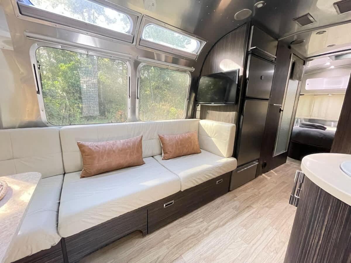 Silver Belle Airstream Glamper Near Tybee & Savannah