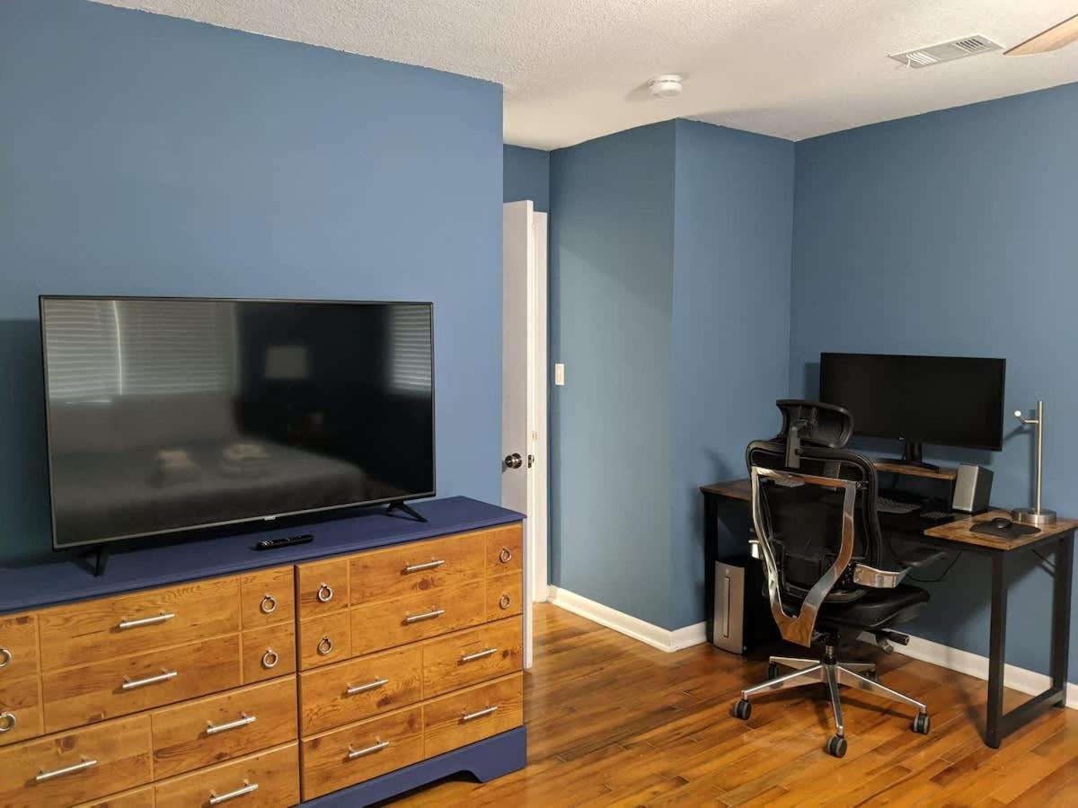 Spacious Retreat With Pool - 15 Min To Downtown Holiday home *