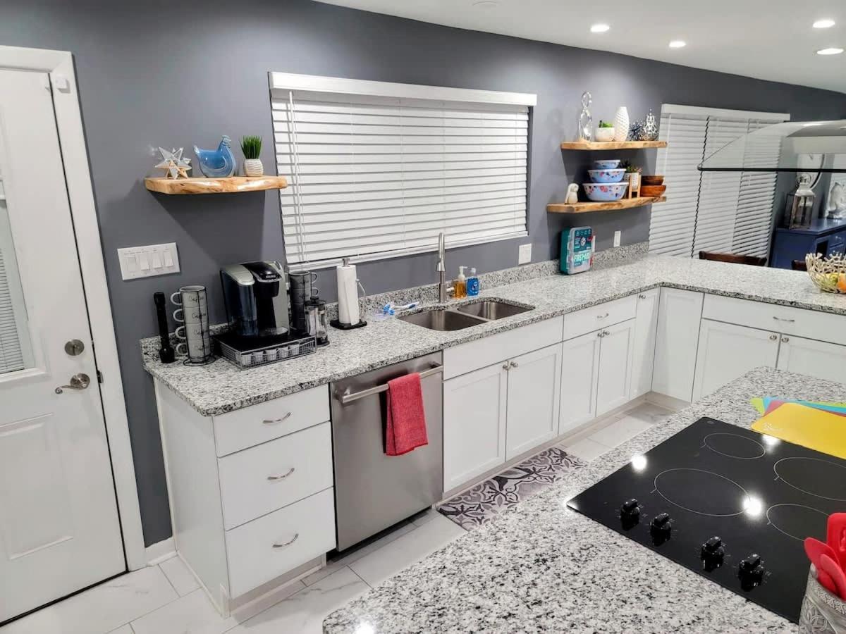 Spacious Retreat With Pool - 15 Min To Downtown Holiday home *