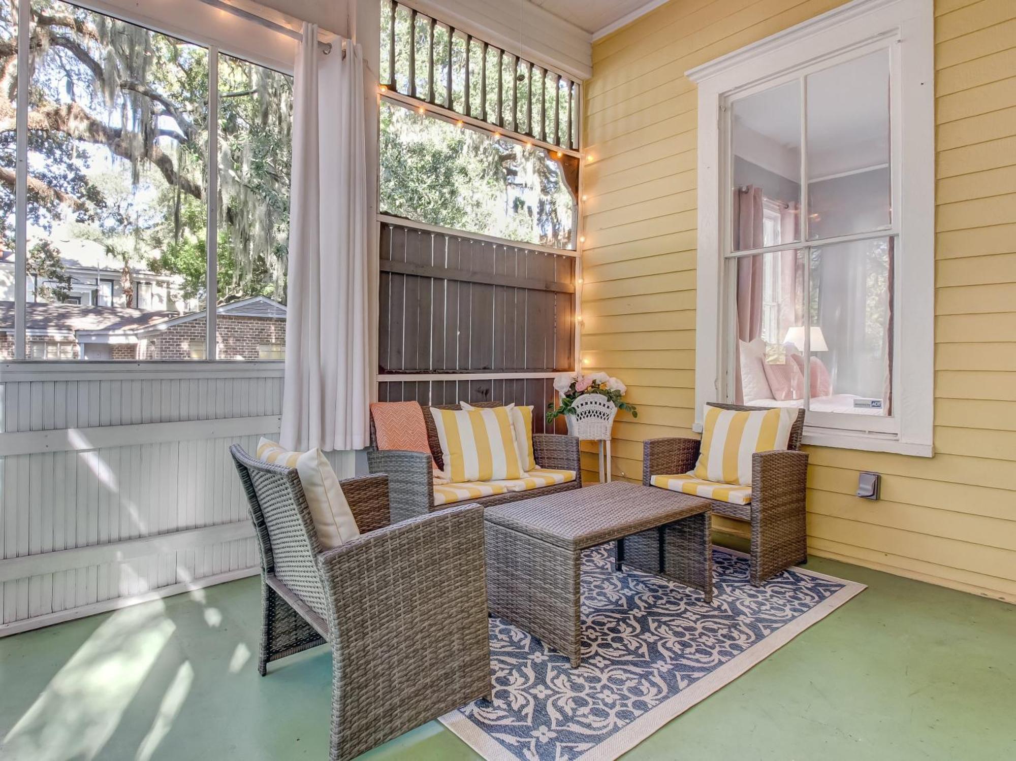 Cute Thomas Square Monthly Heated Pool Access By Southern Belle 1388 Holiday home