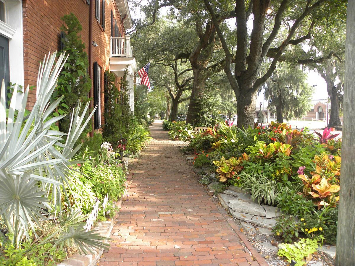 Bed & Breakfast Armstrong Inns