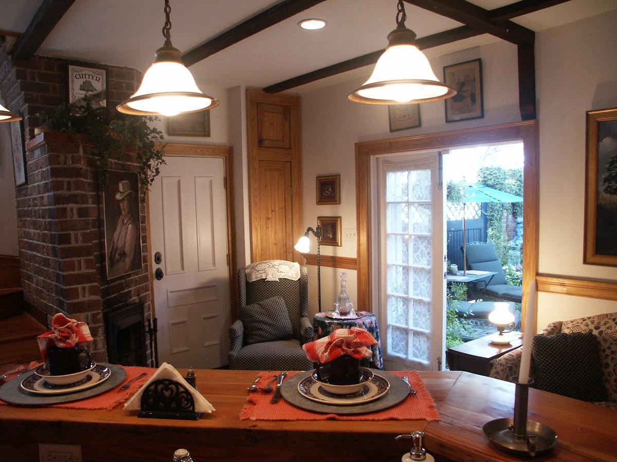 Bed & Breakfast Armstrong Inns 4*