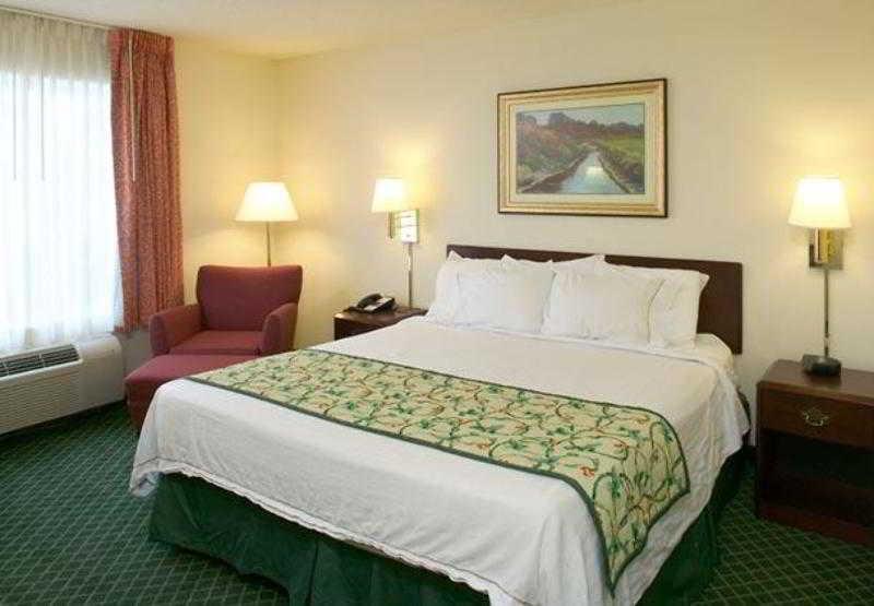 Hotel Fairfield & Airport 3*