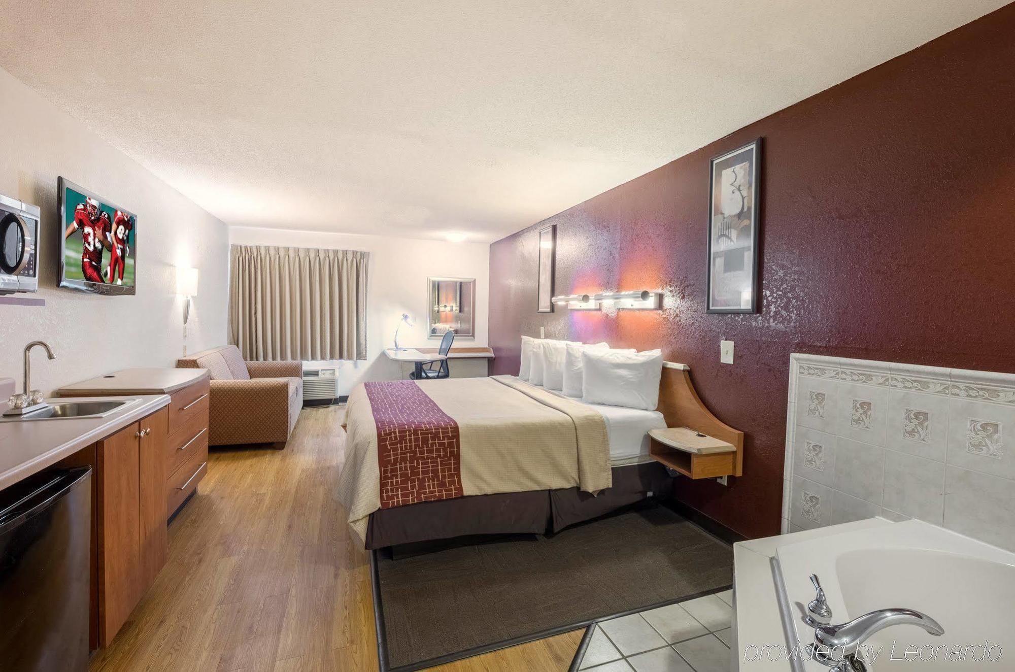 Hotel Red Roof & Gateway 3*