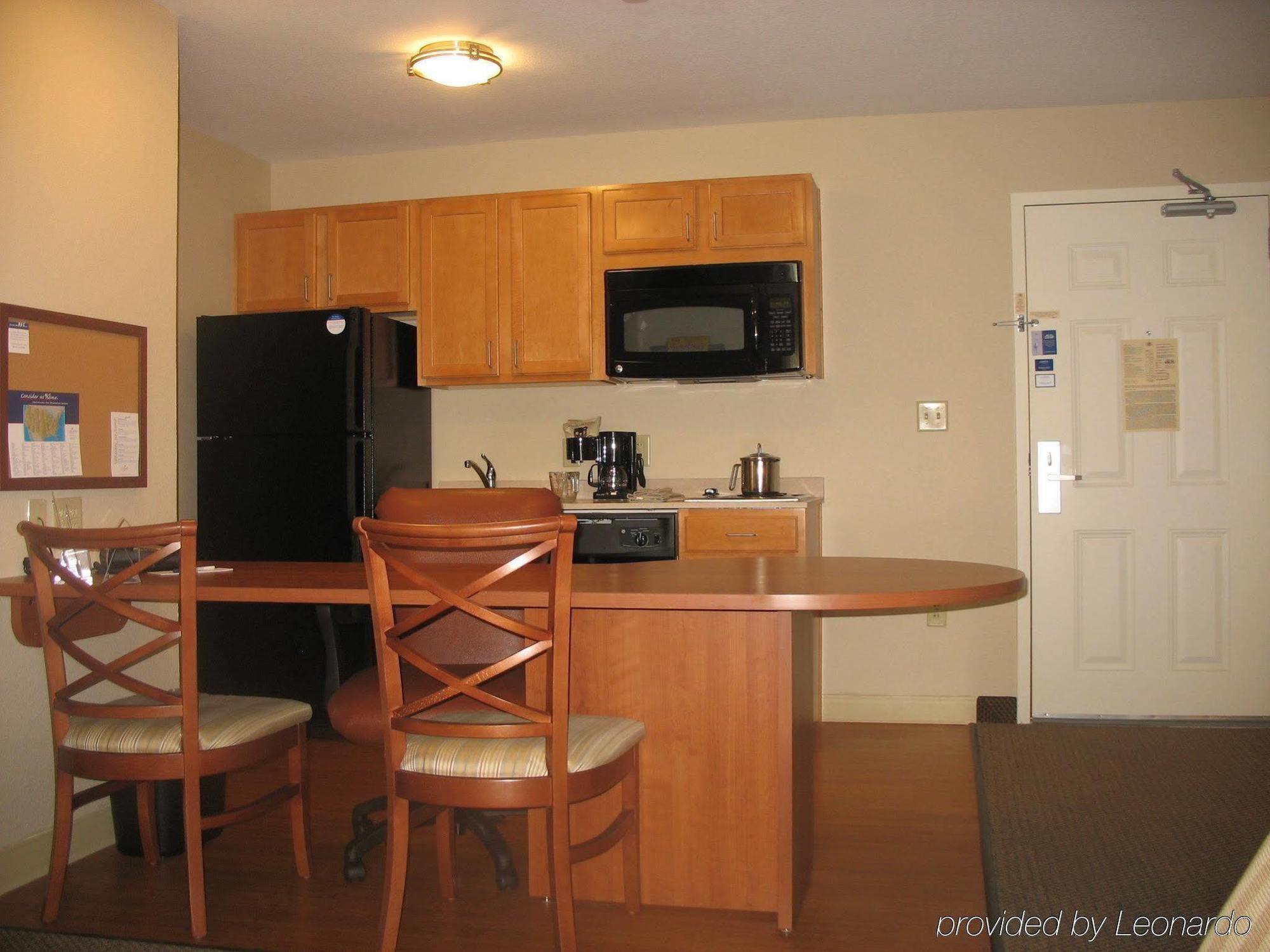 Hotel Candlewood Airport By Ihg