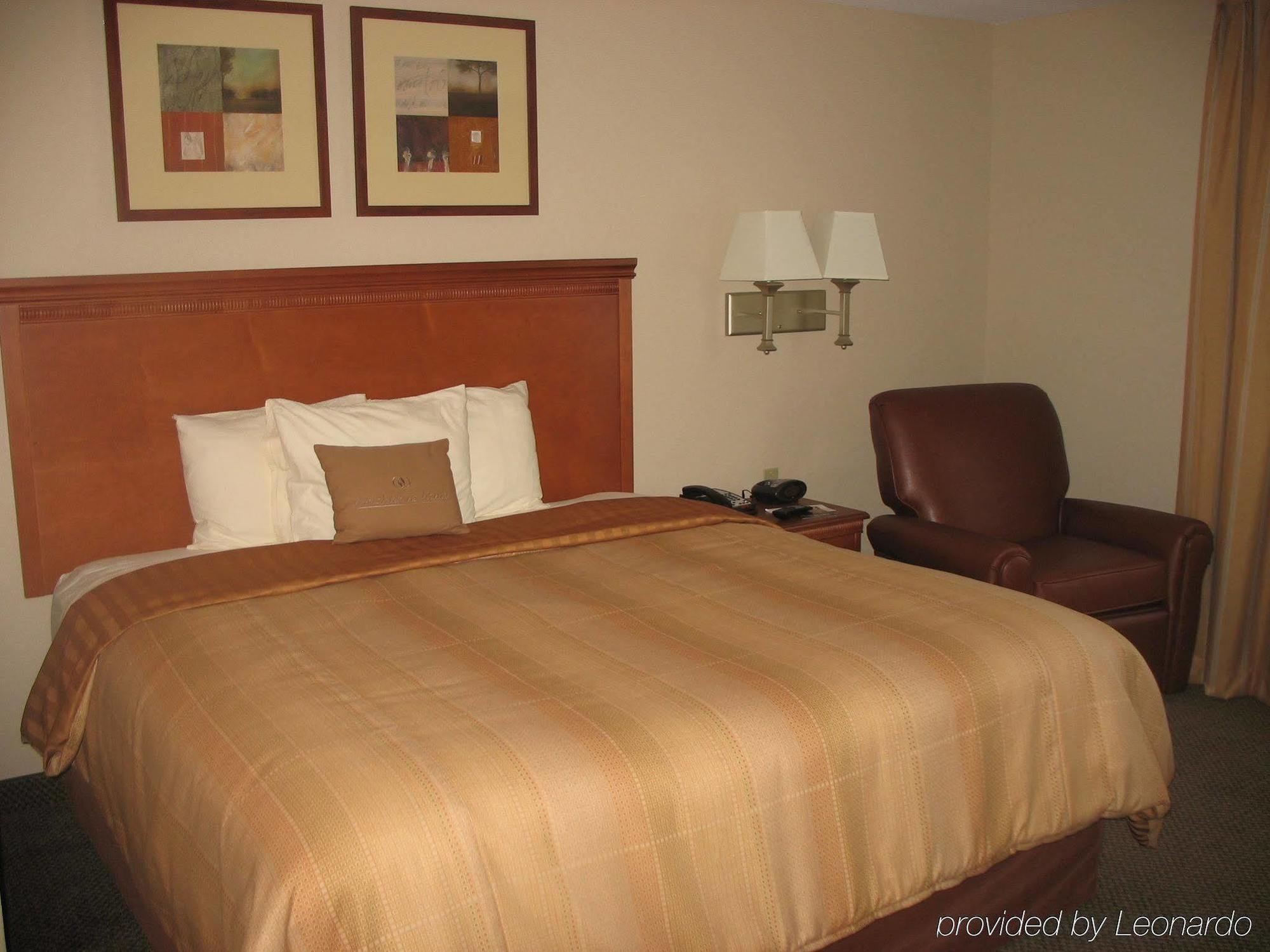 Candlewood Airport By Ihg Hotel